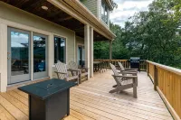 Luxury Black Bear Lodge: Stunning 4 Season Mountain Views! Perfect for Families.