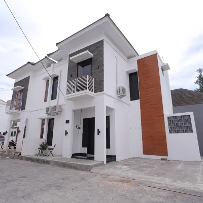 Cattleya Villa Hotels near Sari Temple