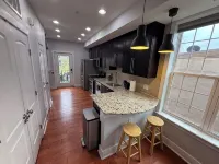 Capitol Hill Townhouse, Roof Deck + Private Parking, Walk to H St - บังกะโล