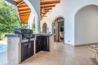 Beautiful Ocean Views, 15 minutes to the beach, Luxury Spanish Villa.