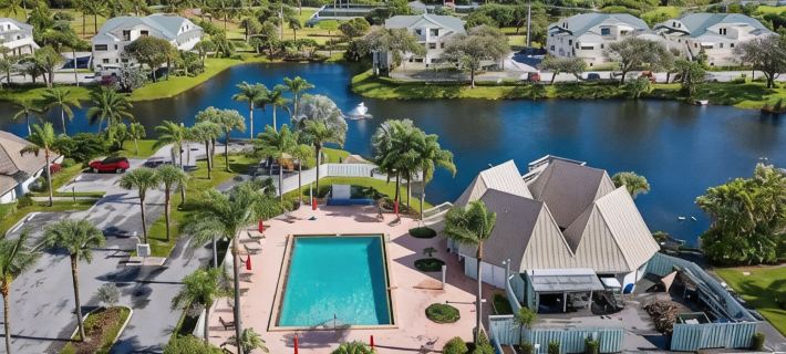 Walk to the Beach/Pool 2/2 Newly Renovated Condo Hotels in Jupiter