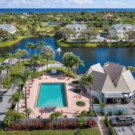 Walk to the Beach/Pool 2/2 Newly Renovated Condo