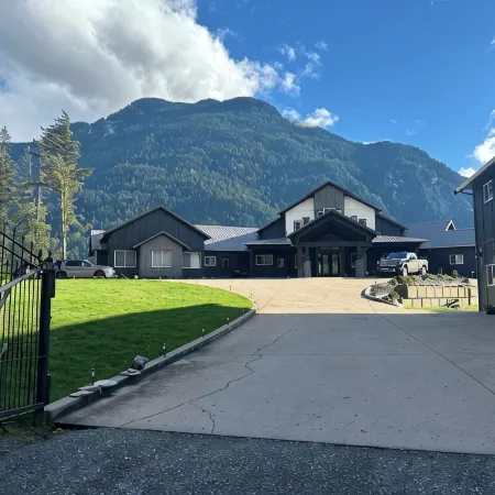 All New Retro Design Carriage House on the Fraser River