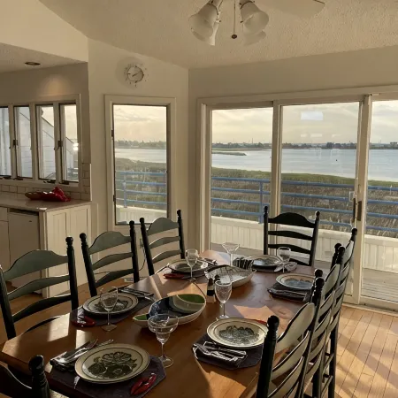 Bayside Retreat with Fabulous Views, Short walk to the Beach, Marvelous Sunsets