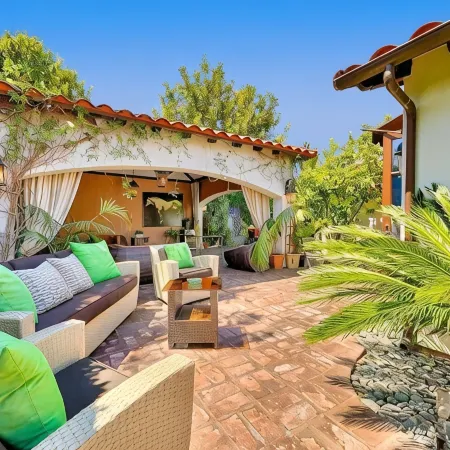Near Strip, 14 Bedroom Sleeps 40, Huge Indoor/Outdoor Pools, Saunas,Jacuzzi /Spa