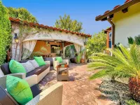 Near Strip, 14 Bedroom Sleeps 40, Huge Indoor/Outdoor Pools, Saunas,Jacuzzi /Spa - Private Pools