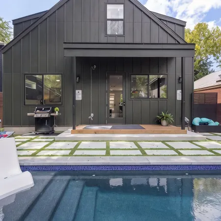 Downtown ATX - Luxury Pool - Putting Green - 85inch TV