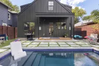 Downtown ATX - Luxury Pool - Putting Green - 85inch TV - สระว่ายน้ำส่วนตัว