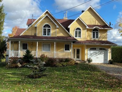 Magnifique Chalet sur le Bord de L'eau à 20 Minutes du Mont Orford et Magog