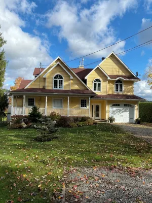 Magnifique Chalet sur le Bord de L'eau à 20 Minutes du Mont Orford et Magog