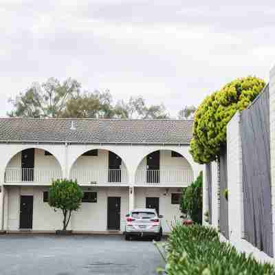 Harriet House Tumut Hotel Exterior