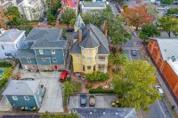 Historic Victorian Mansion, Many Original Features, Great Walkable Area - บังกะโล