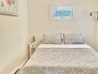 Lakeview retreat with beach access. Stylish home just steps from Deep Run Beach. 고르함 호텔