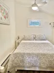 Lakeview retreat with beach access. Stylish home just steps from Deep Run Beach. - stanze in case private
