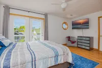 Walk to Manteo Waterfront • 3Br Retreat • Outdoor Shower + Spacious Decks - 3-Sterne