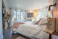 Waterfront Oasis: Luxury Retreat Between Ottawa and Montreal のホテル