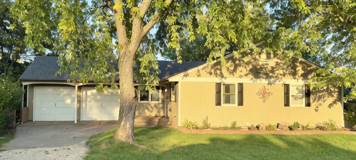Unwind in Tranquility: Stunning Lake Views on Tuttle Creek Lake, Manhattan Hotels in Riley County