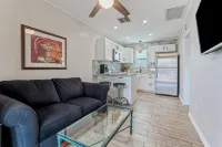 Cozy Casita with Private Courtyard - 1.3 Miles to Uofa / 3.5 Miles to Downtown - Apartments