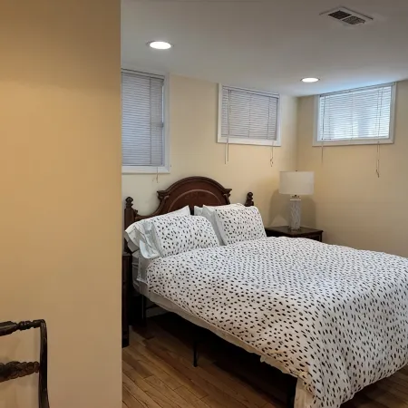 Sunny, Downtown, Roomy Apt/Free Parking/Sleeps 5!
