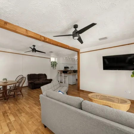 Circle Overlook-Private Downtown apartment Отели в г. Себринг