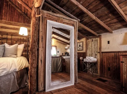 1800's Cabin W/Farm Cats! Hot Tub/Close to Downtown! Cactus- Voted Most Romantic - Chalets