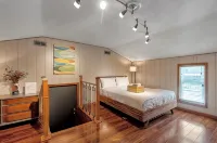 King Estate with attached Mid-Century Apartment & Gym. - Bungalows