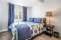 Cozy 2BR Bungalow by the beach, coffee, and dining. Walking Score 10/10