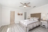 Newly remodeled. Waterfront. 7 min walk from the beach! - 4-نجوم