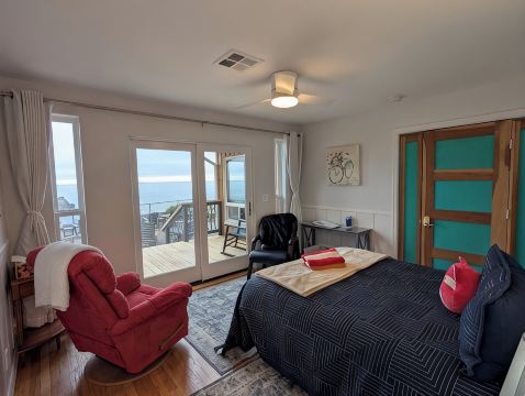 Sparkling Clean, Private & Quiet! Amazing Ocean Views [3]