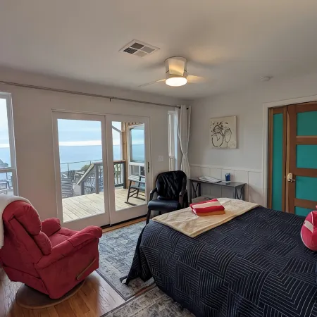 Sparkling Clean, Private & Quiet! Amazing Ocean Views [3]