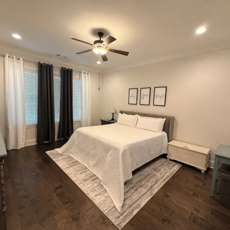 Spacious 4 Br House, w/Game Room in Auburn- 2.5 Miles from AU Stadium- Homestay