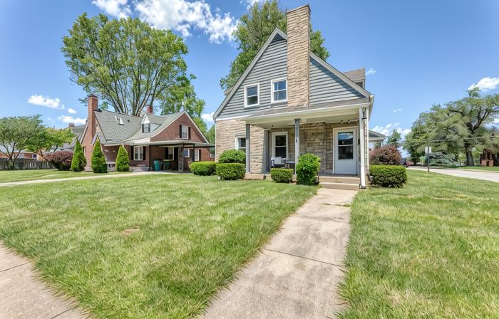 King Bed - Full Kitchen! 1.5 Blocks to Ims and Only 5 Miles to Downtown!