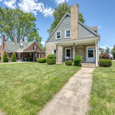 King Bed - Full Kitchen! 1.5 Blocks to Ims and Only 5 Miles to Downtown!
