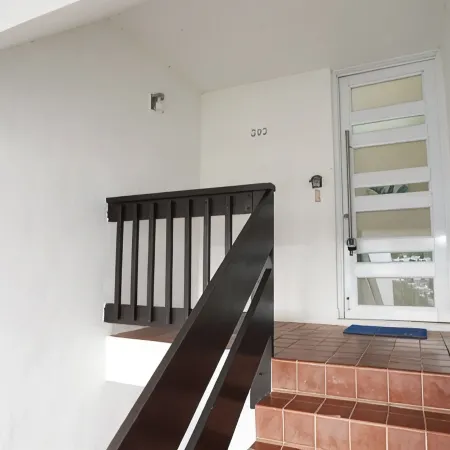 Beautiful Quiet and Luxurious Apartment Overviewing the Renaissance Marina!