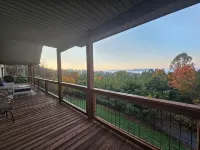 Mountain Views All Year! Charming 3-Bed Cabin Just Minutes from Downtown - Alppimaja