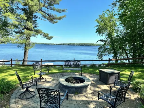 Game Room! -Lakefront 5BRM - Huge Yard - 4-Star
