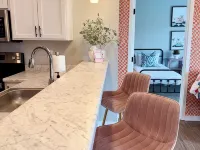 Good Vibes 2-Bedroom Apartment in Waukee - Central Location & Modern Comforts Hotels in Waukee