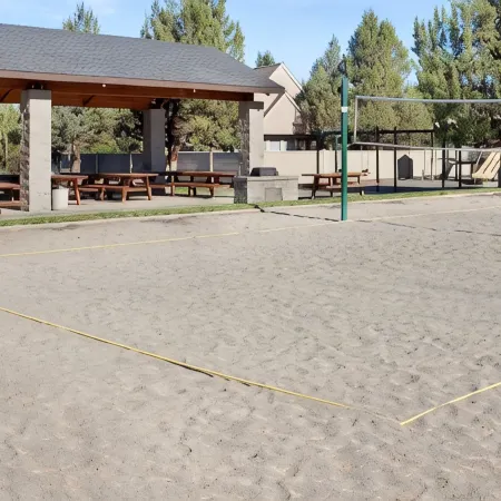 Remodeled cozy cabin on golf course with hot tub!