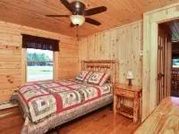 Stay on Kingdom Trails in a four bedroom cabin! Hotels in Burke