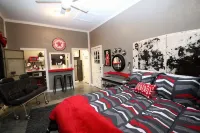 4th Street Garage - Historic Downtown Rogers - Homestays