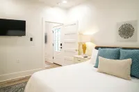 The Vincent C - on Government St! Walk to Restaurants, Bars & Shopping!