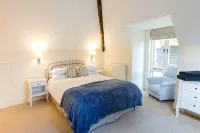 Secluded,  warm & cosy cottage - rural but  10 mins easy walk of shop/pubs. - Wifi