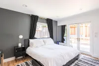 Exquisite 3-bedroom home with hot tub & firepit - 주방