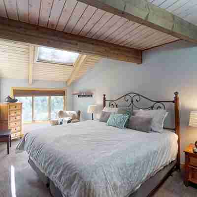 Spacious Cabin Vibe w/ lots of Wood - Easy walk/ride to Village, Lodge and River Rooms