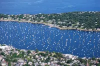 Modern Condo in Historic Marblehead, Walk everywhere, Parking, A/C, Deck & Grill