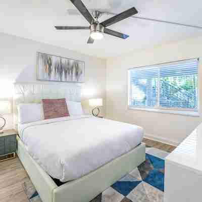 Modern Coastal 2Br on Intracoastal • Walk to Beach Rooms