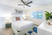 Modern Coastal 2Br on Intracoastal • Walk to Beach - Condos