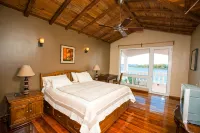 Experience An Oasis of Luxury in Roatan's Vibrant West End -  Ferienhäuser