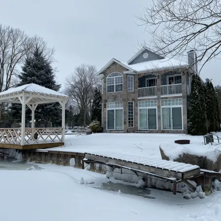 Gorgeous Water Front Retreat On Chain Of Lakes With Private Boat Launch!