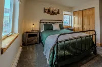Yellowstone Retreat Rentals U1: two blocks from Yellowstone! - 4-Star